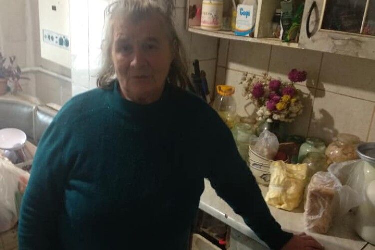На Рівненщині 70-річна бабуся сама виховує трьох онуків. Родині потрібна допомога