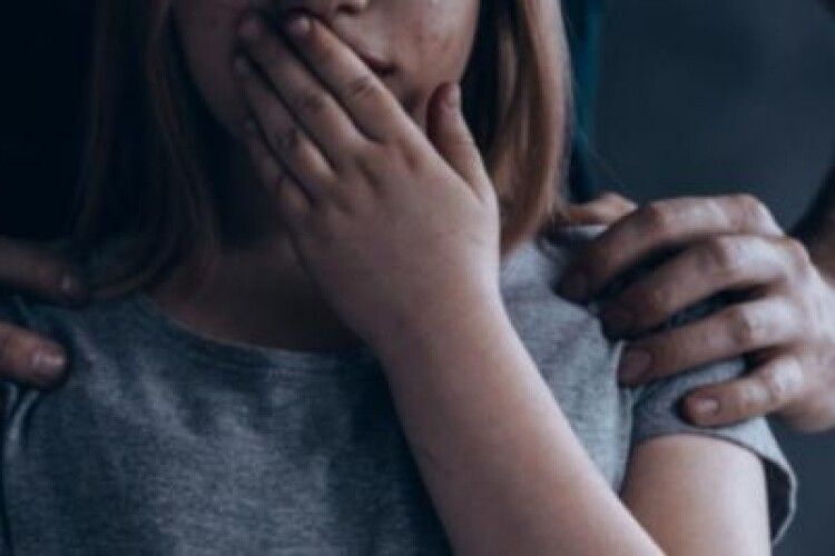 У Рівному чоловік розбещував маленьку дівчинку