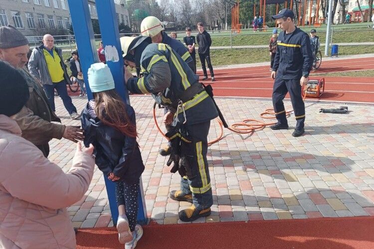 Волинські рятувальники допомогли дитині, яка застрягла в стійці баскетбольного кільця