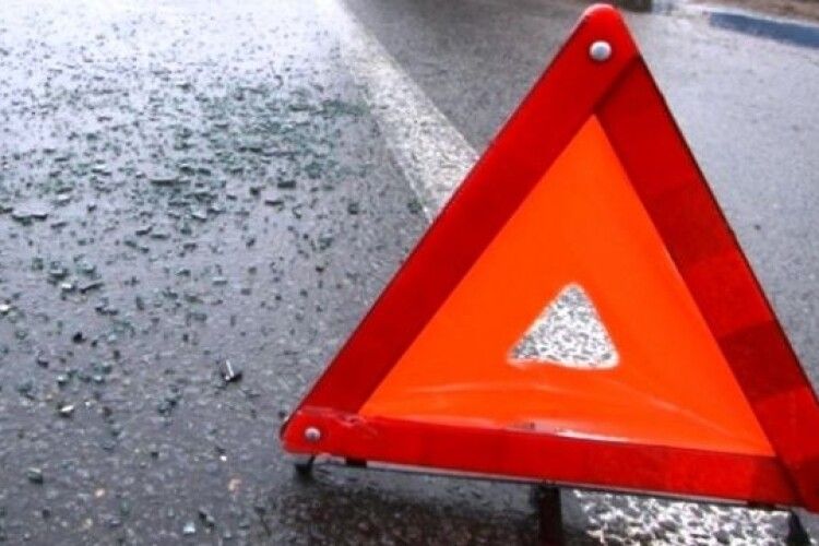 У Луцьку через дощ постраждало 5 автомобілів (Відео)