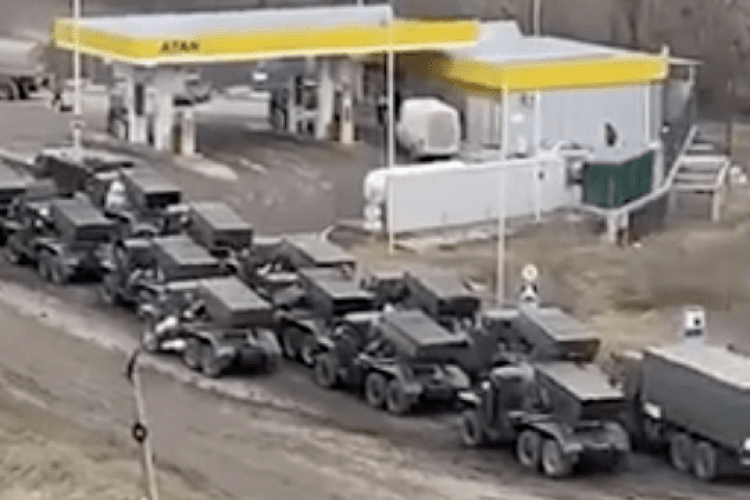 Величезна колона російської військової техніки їде в бік материкової України 