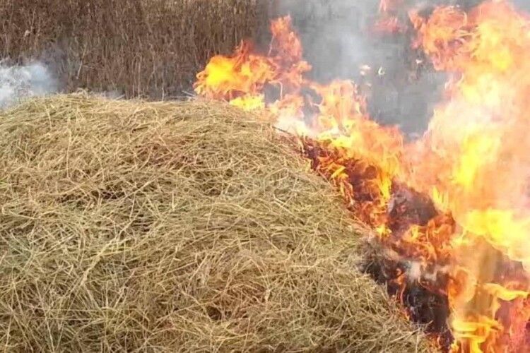 На Волині господар так курив, що аж загорілася солома