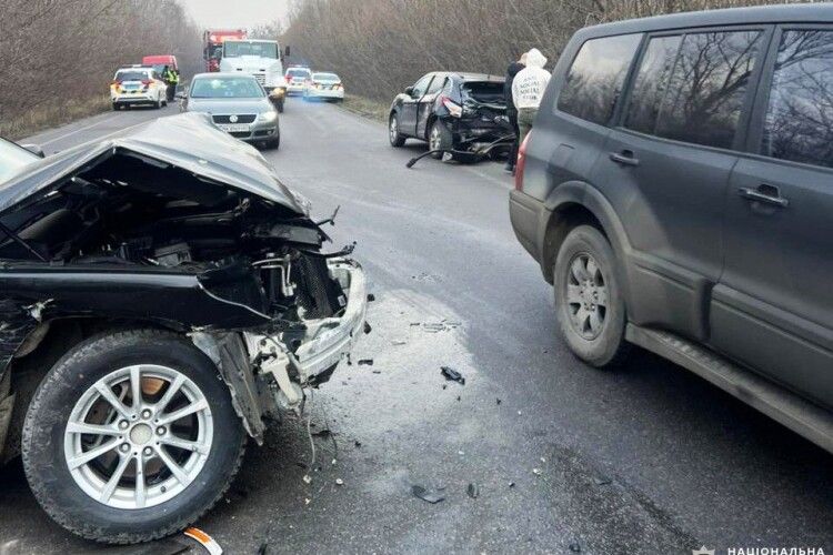 На Рівненщині в ДТП потрапило авто патрульних і ще 4 машини: госпіталізовано вагітну 