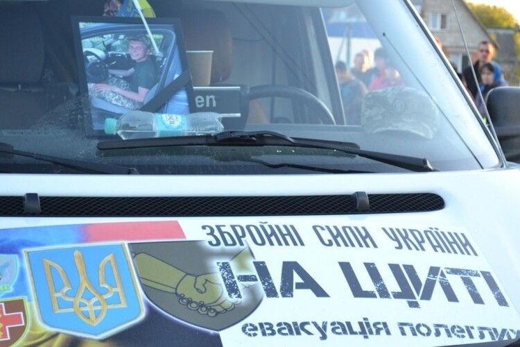 Лунали дзвони церков і шкільний дзвінок: на Рівненщині зустріли молодого Героя, який поліг за Україну (Відео)