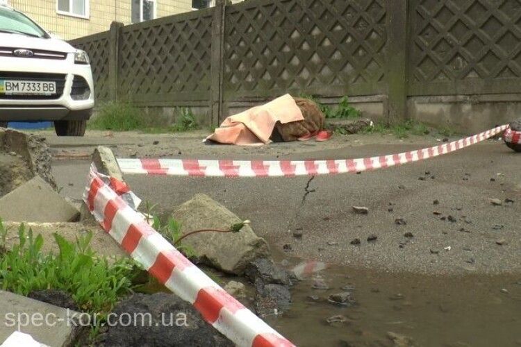 Більше тижня на зупинці під лікарнею прожила безпритульна жінка