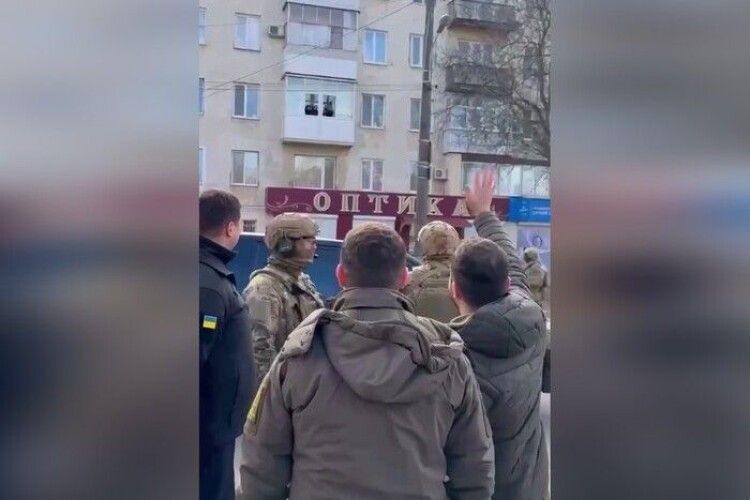 Зеленський приїхав у Херсон. Люди вітають Президента з балконів (Фото)