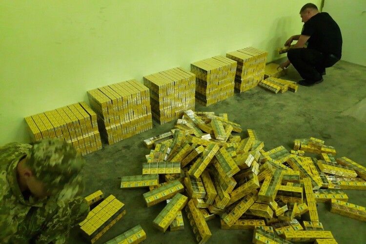 На кордоні з Білоруссю виявили найбільшу партію контрабандних цигарок за останні роки  (Фото, відео)
