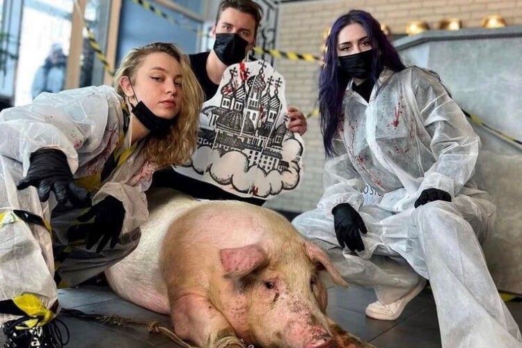 У київському тату-салоні похвалилися, що робитимуть татуювання свині. Поліція зреагувала