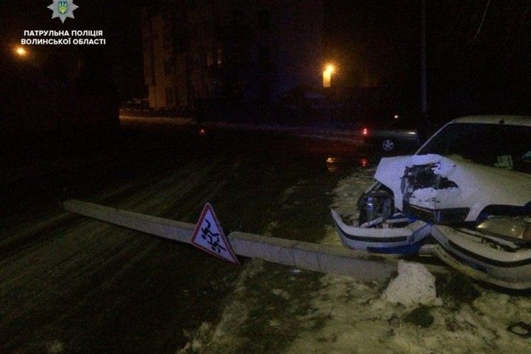 Цієї ночі в Луцьку юний водій атакував електроопору