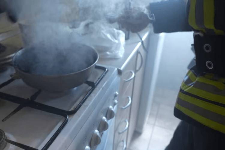 У багатоповерхівці Луцька сусіди викликали рятувальників через підгорілі котлети (Відео)