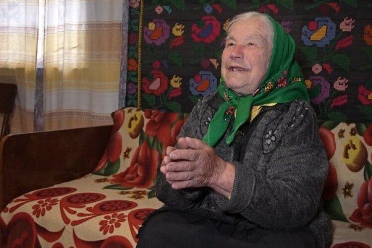 На Волині 91-річна довгожителька сама живе та господарює на хуторі Корнач (Відео)