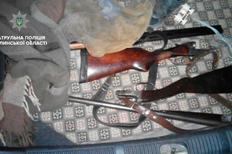 Волинські патрульні зупинили дорожнього порушника. А в нього – зброя...