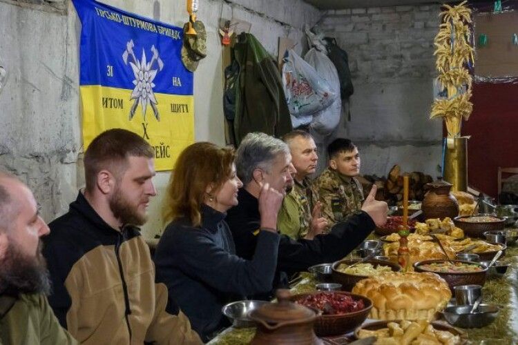Різдво з побратимами: Петро і Марина Порошенки приїхали до воїнів і помолились за перемогу України