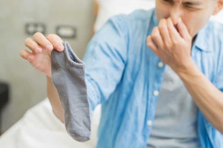 До лиха довели брудні шкарпетки?