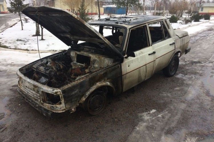 В райцентрі на Рівненщині горів «раритетний» автомобіль