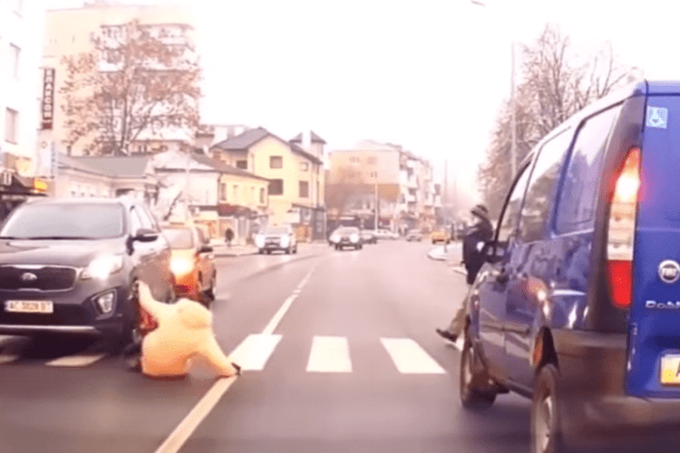 У місті на Волині машина збила на переході жінку (Відео) 