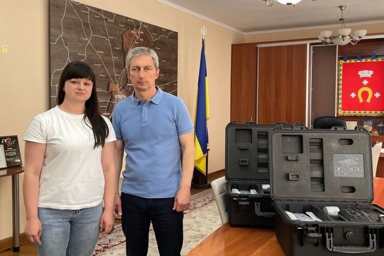 Мер Ковеля передав дружині воїна дрони на мільйон гривень