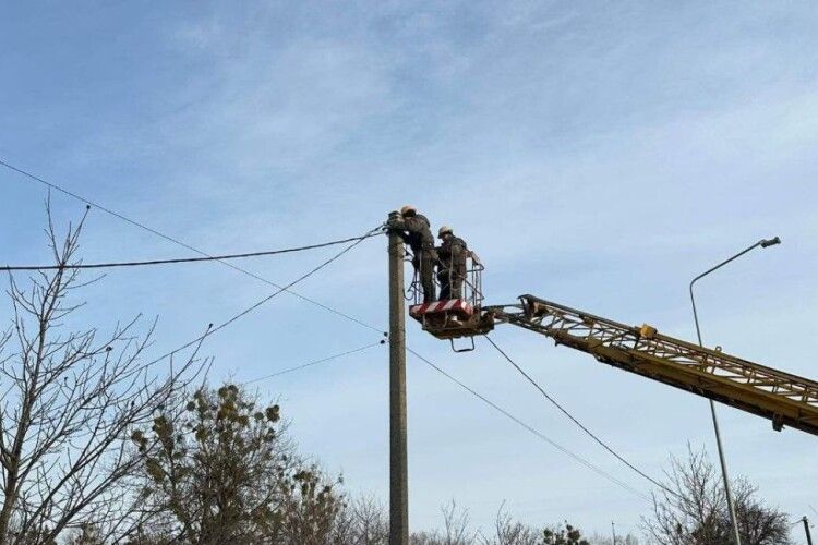 На Львівщині через шквальний вітер кількість знеструмлених населених пунктів зросла до понад 120