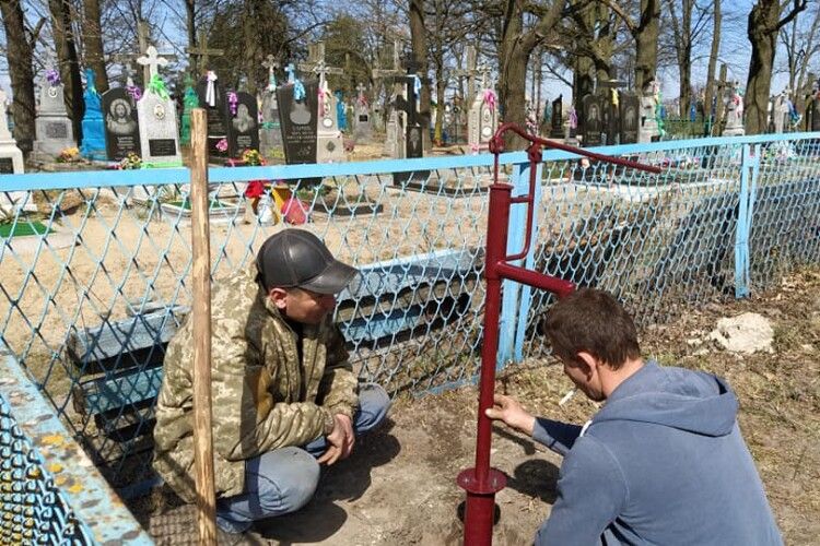 У Сошичненській громаді гуртом прибрали кладовище і встановили колонку