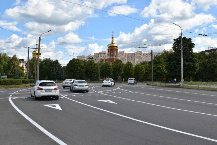 У Луцьку оновили дорожню розмітку біля шкіл та на ключових перехрестях (Фото)