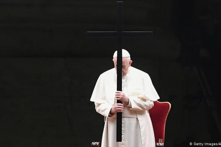 Як відбувалася хресна хода із Папою Римським на порожній площі у Ватикані (Відео)