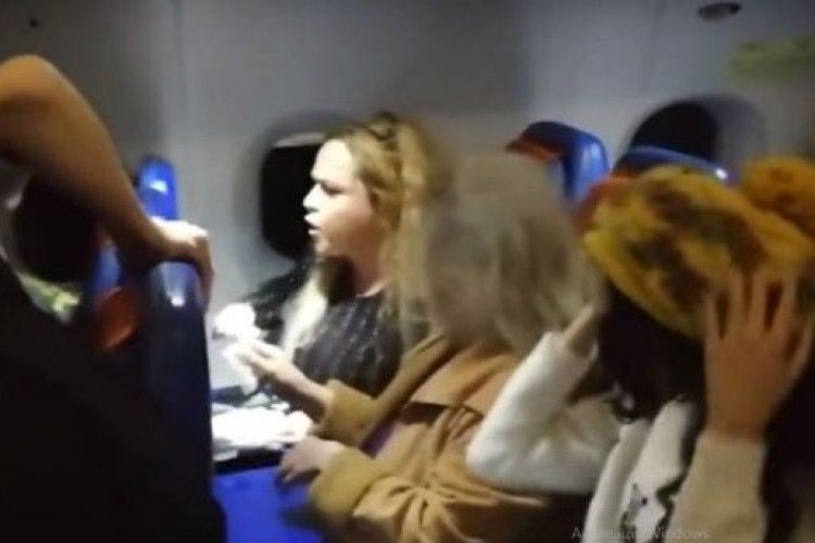 «Дружина депутата» влаштувала істерику на борту літака і обіцяла виколоти очі пасажирці 