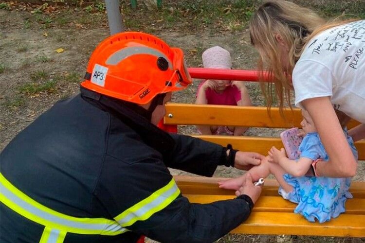 На одній із вулиць Луцька дитина потрапила у пастку