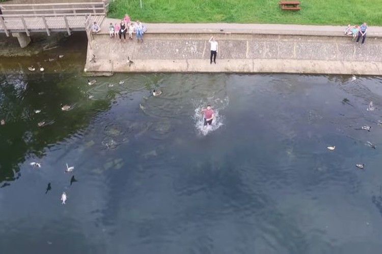 Інтрига до останньої секунди! Як хлопець намагався врятувати дорогий гаджет від падіння (відео)