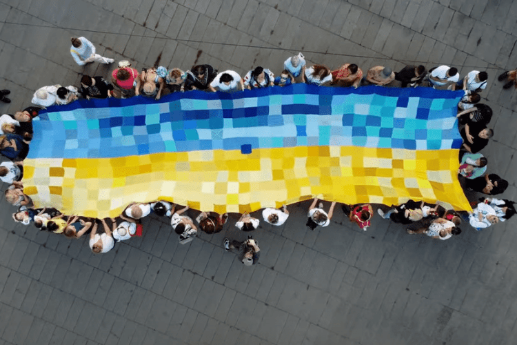 Волинян запрошують зв'язати найбільший теплий прапор України (Відео)