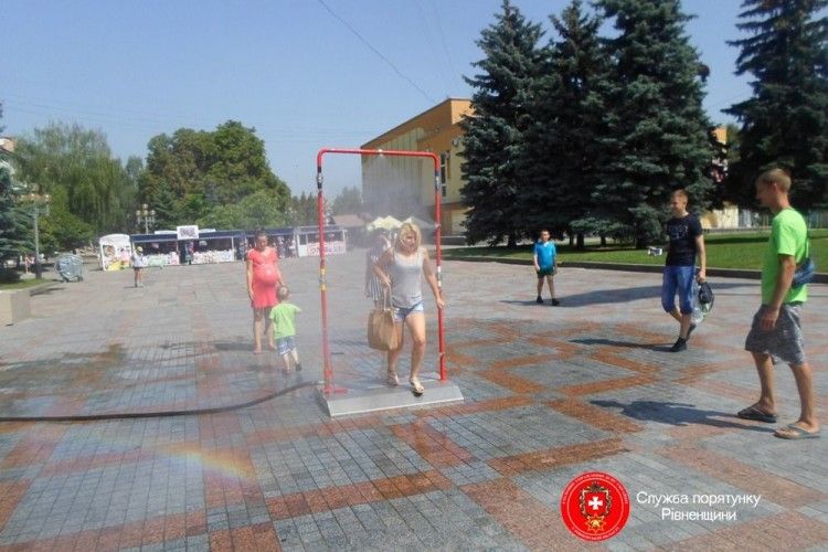 Рівнян сьогодні охолоджували «рятувальним душем»