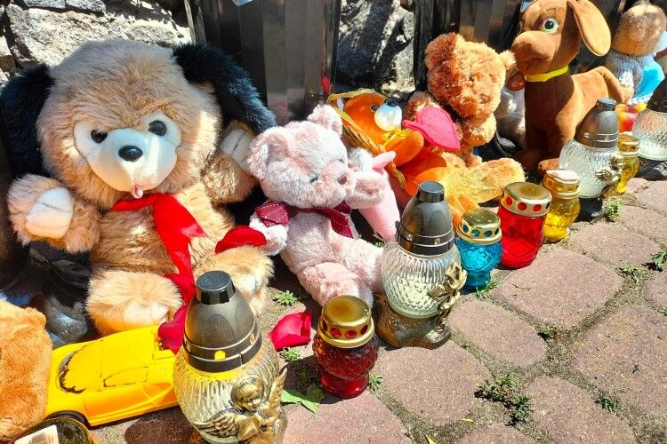 Журналістка з Кременчука показала символічну алею біля місця вибуху (Фото)