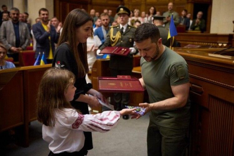 Рідним загиблого Героя з Волині президент вручив орден «Героя України»