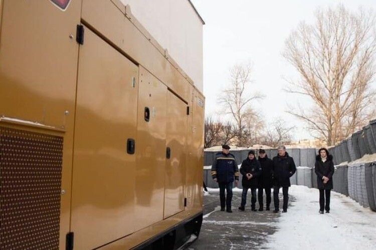 Порошенки передали «Київводоканалу» потужний генератор, який забезпечить водою столичну Троєщину