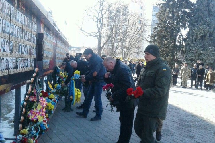 На Театральному майдані Луцька мовчазно вшанували Небесну сотню