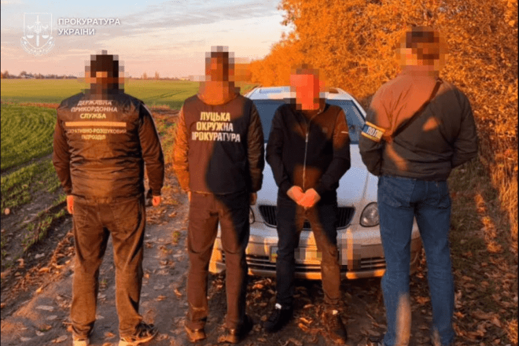 Квиток до Польщі: у Луцьку затримали організатора втечі за кордон