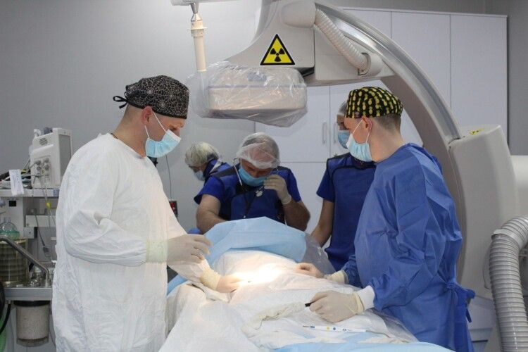 Лікарі Ковельського термедоб'єднання провели унікальну операцію 16-річному хлопцю. Вперше в Україні