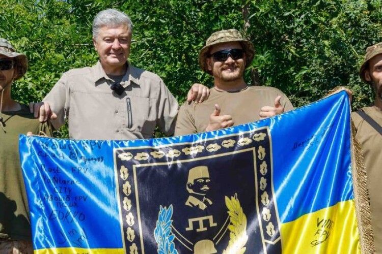 Торують шлях до Криму: Порошенко привіз техніку 48-му штурмовому батальйону імені Челебіджіхана
