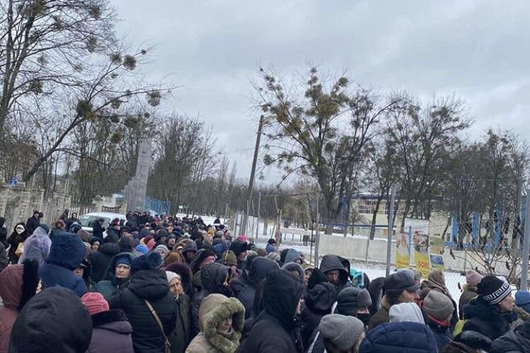 Волонтерка показала неймовірні черги на Харківщині за гуманітаркою від волинян (Фото)