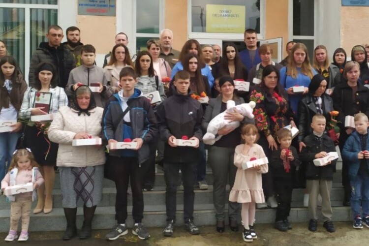 У селищі на Волині 41-ій дитині загиблих Героїв вручили символічне «Батьківське серце»