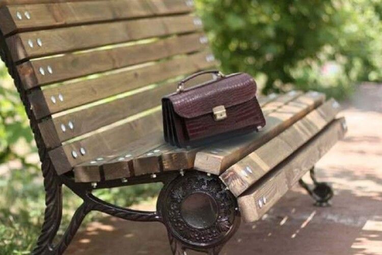 Поліцейський знайшов у парку на Львівщині сумочку з 15 тисяч євро і повернув власнику