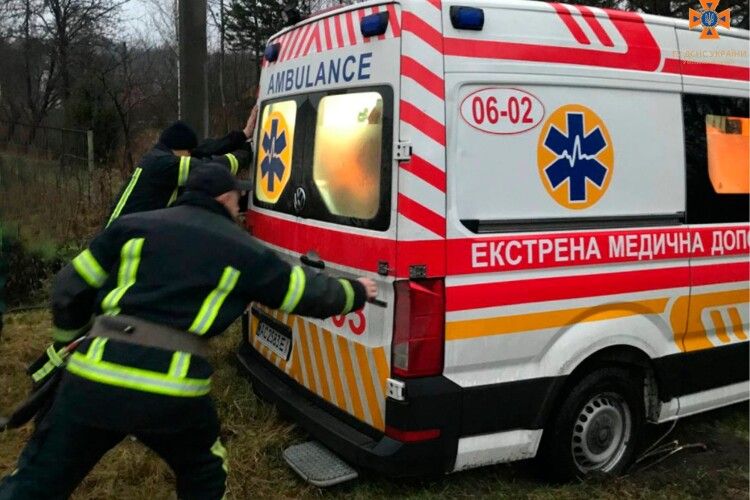 Рятувальники показали, як витягували «швидку» й відкачували воду (Фото)