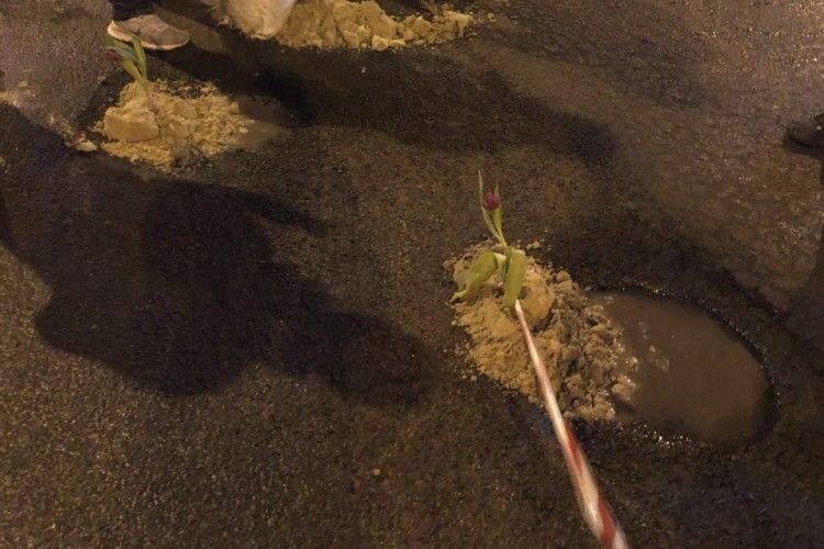 У дорожніх ямах серед міста «розцвіли» тюльпани