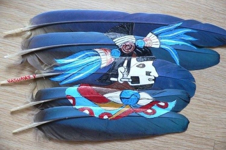 Жителька Запоріжжя малює оригінальні картини на звичайному пір’ї