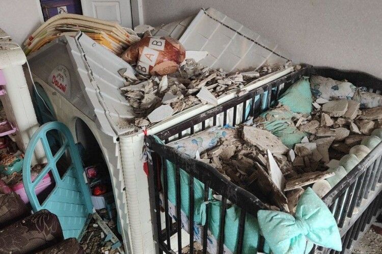 «Три кроки від колиски»: у Дніпрі немовля дивом вижило після обвалу стелі