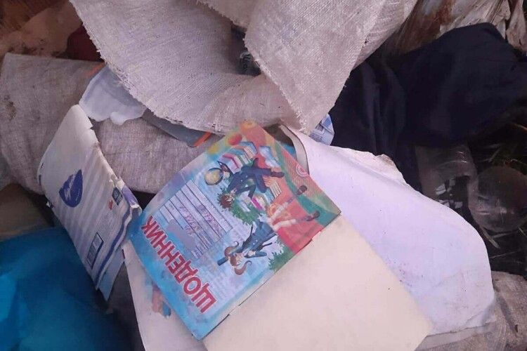 «Видали» учнівські зошити: ковельські активісти «вирахували» зловмисника, який викинув мішок сміття на узбіччі (Фото)