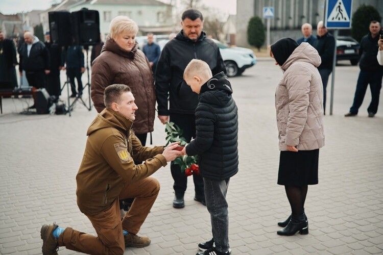 Дружині та сину загиблого Воїна з Волині вручили його посмертну нагороду