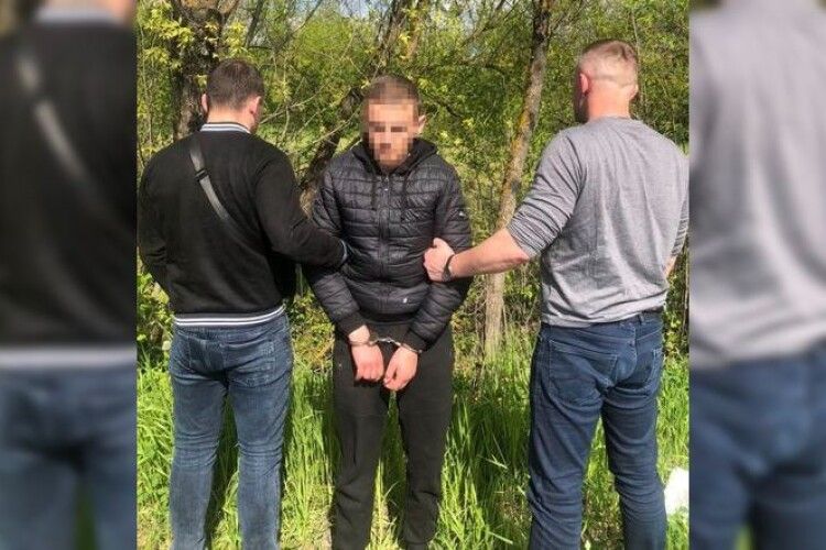 На Львівщині поліція викрила чоловіка, який вбив сусіда й закопав його на городі