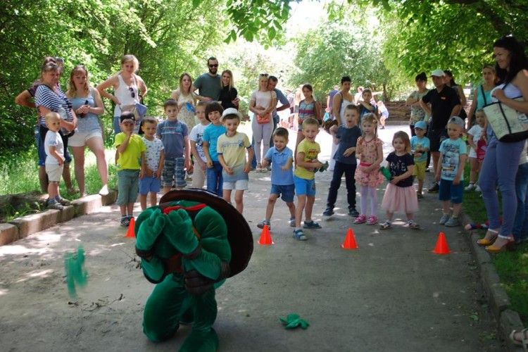 У Рівненському зоопарку група дітей атакувала черепашку-ніндзя