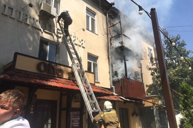 В Одесі вогнеборці загасили пожежу в житловому будинку ХІХ століття (Відео)