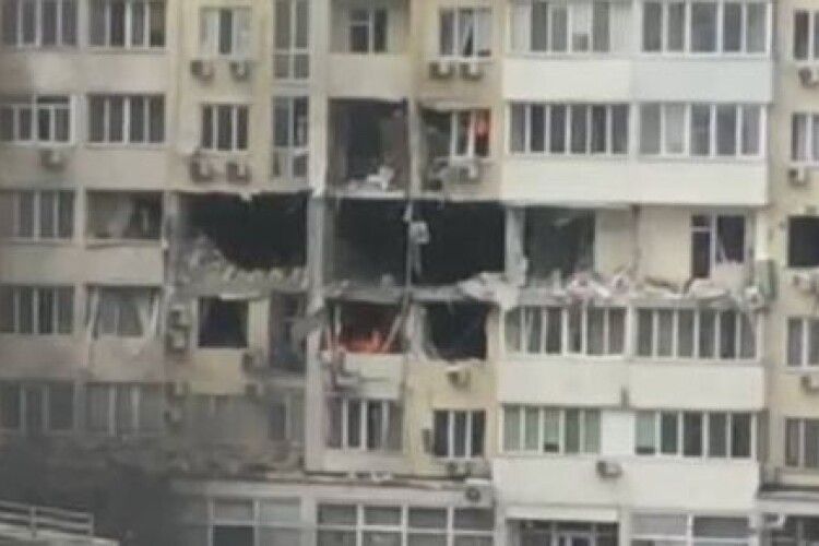 З’явилось фото наслідків обстрілу житлового будинку в Одесі. Є жертви